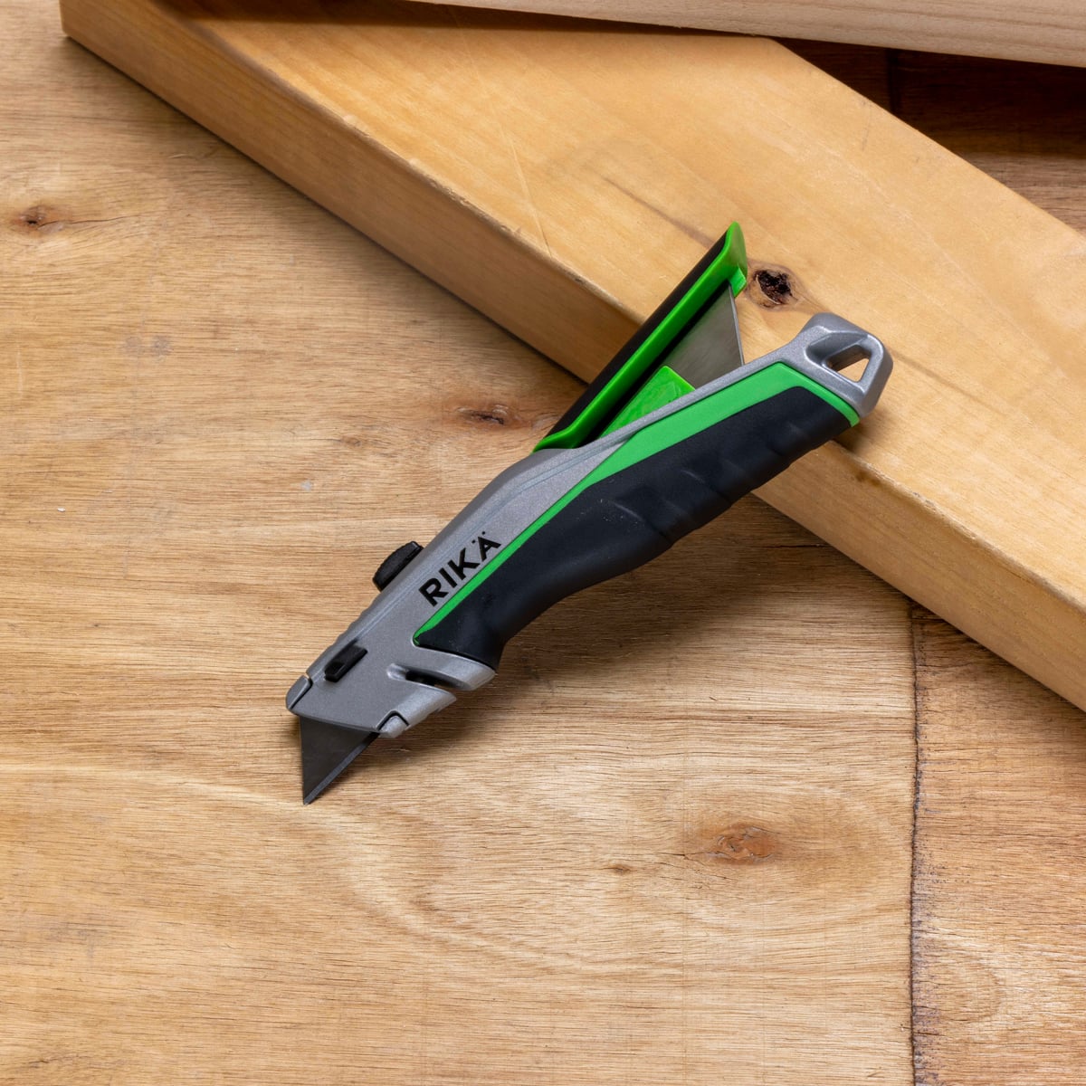 Rikä Heavy Duty Utility Knife | Zinc Alloy Body with 5 SK2M Blades